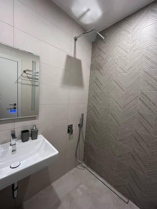 Modern City Center 2 Bedroom Apartment Sofia Buitenkant foto